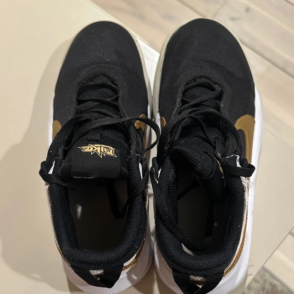 Nike Team Hustle D 10 Gs Black Metallic Gold White